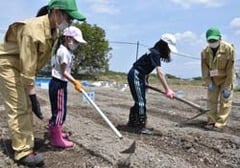 高校生のお姉さんに教わり畝立て作業