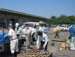 農業用廃プラの回収作業をするJA職員ら