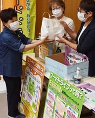 JA女性部役員からお米の寄付を預かる松澤みや子部長（中央）と鳴海裕子副部長（右）