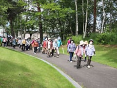 仲間との会話を弾ませ散策を楽しむ