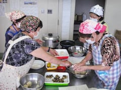 生地に具材を包む参加者