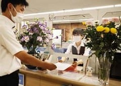 管内産のきくとトルコギキョウを窓口に飾った岡谷支所