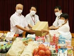 原村社会福祉協議会に食材などを届けた小林けさ子ブロック長（右）、原村支所の林公昭統括所長（右から2番目）