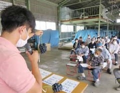 良質なブドウの出荷に向け熱心に聞き入る生産者