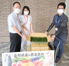 長野松代総合病院前で受け渡す青木技術員（右）と大屋課長（左）小林看護部長