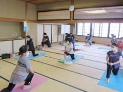 ストレッチヨガを学ぶ参加者