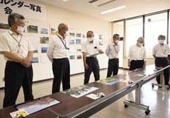 「JAらしいオリジナルカレンダー」にふさわしい作品を選ぶ審査員