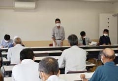 挨拶する細田部会長