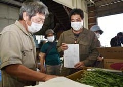 規格を確認する部会員ら