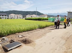 道路が冠水し、田んぼに泥水が入り込んだ高部地区の組合員をJA役職員が見舞い訪問した