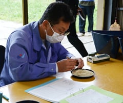 「つきあかり」の水分量を測定する検査員