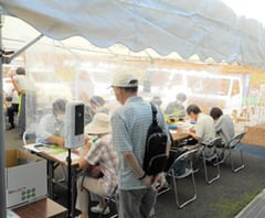 贈答用ブドウを注文する来店者