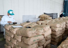 出荷された米を慎重に検査する農産物検査員