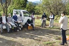 講習会で説明聞く生産者（左）