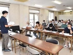 冷蔵の取り組みについて説明する営農技術員