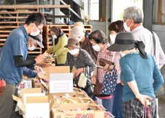 塩田会場で旬のブドウを買い求める来場者
