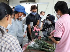 規格を確認する部会員ら