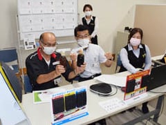 エンジンオイルの交換時期を説明する唐木総務部長（中央）