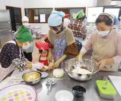 支会員の指導でおやきの生地を作る参加者