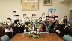 子どもたちにフラワーアレンジメントと切り花を贈呈（茅野市玉川小学校）