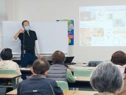 柿の縛り方などのポイントを説明する滝沢講師
