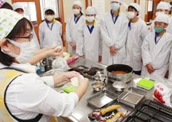 具材の包み方を指導するJA職員