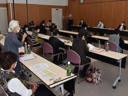 活発に意見交換する参加者