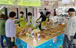 旬のブドウを買い求める来場者（塩田会場）