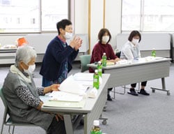 短歌交流会を楽しむ参加者
