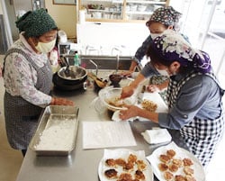 クルミの菓子作りを楽しむ参加者