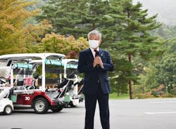 開会のあいさつをする千國茂組合長（中央）