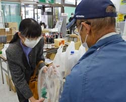 部品交換（グラスマット）し受け取る来場者