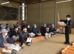 秀品の見本を示す営農技術員