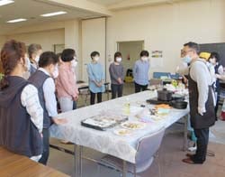 おすすめ器具を使った調理を見学する女性部員