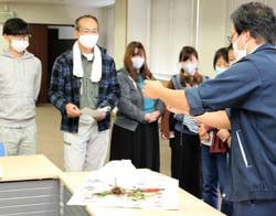 育苗の説明を聞く新規栽培者