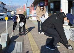 ゴミを拾う金融部職員