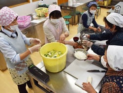 本格キムチづくりを楽しむ女性部員