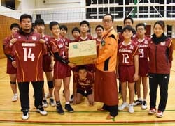 VC長野トライデンツジュニアの選手にりんごを寄贈するJA職員