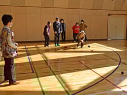 スポーツ吹き矢で交流する女性部員と地域住民ら