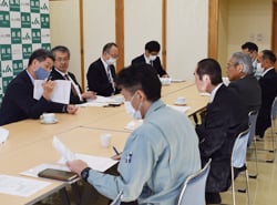 意見を交わす関係者ら