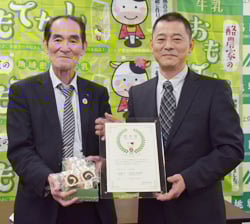 下村篤会長（左）と認定証を手にする飯島秀昭さん（右）