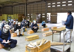 営農技術員から説明を受ける生産者