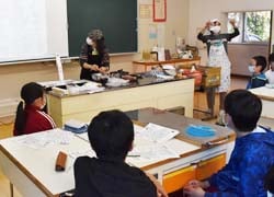 児童にピザ生地作りの説明を行うSpicaメンバー