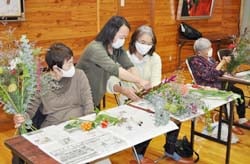 花き農家に教わりながら花束づくり