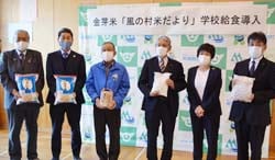 島尻校長（右2人目）と生産代表者