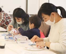 陶器を作成する参加者
