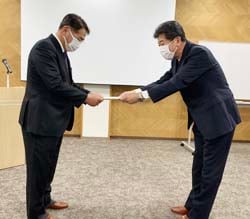 「受講修了書」を受け取る黒澤支所長