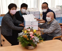 女性部松尾・鼎支部のタオルの寄付(左から渋谷支部長、2番目中村支部長）