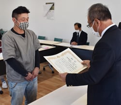 最優秀賞の表彰を受ける丸山さん