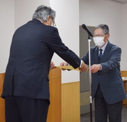 賞状を受け取る北原さん